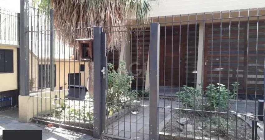 Casa para Venda - 385m², 5 dormitórios, sendo 1 suites, 4 vagas - Petrópolis