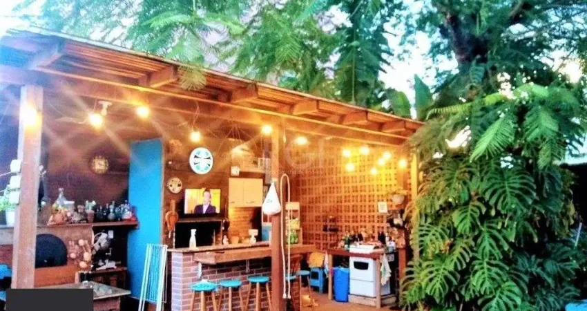 Casa com 233m², 2 dormitórios sendo 1 suíte, living com lareira, espaço gourmet com churrasqueira, pátio e 2 vagas de garagem no bairro Sarandi