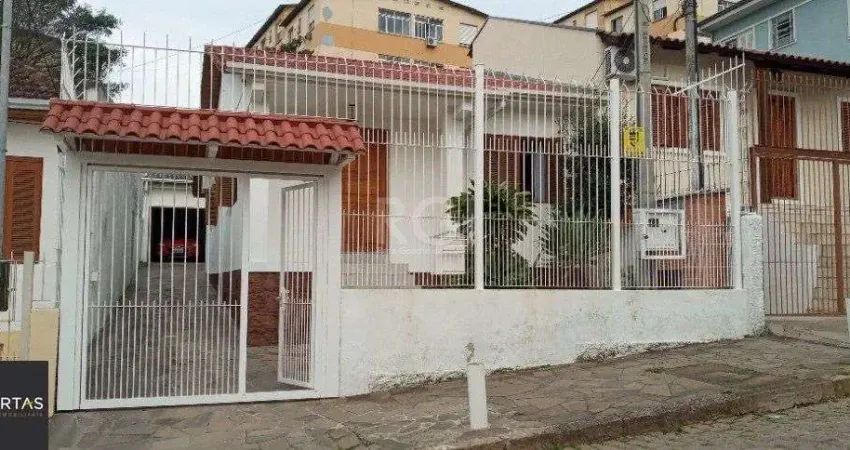 Casa para Venda - 95m², 2 dormitórios, 3 vagas - Teresópolis