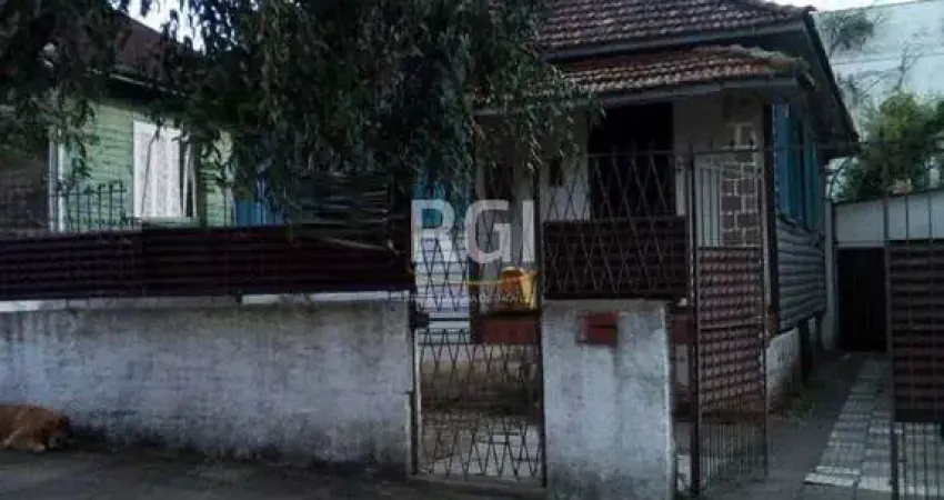 Casa para Venda - 300m², 2 dormitórios, 3 vagas - Teresópolis