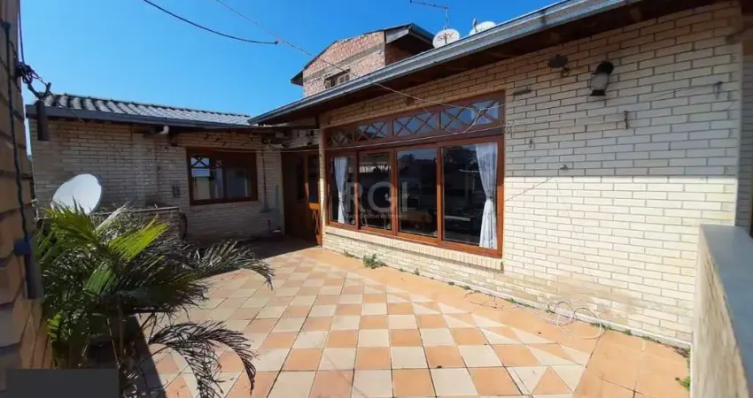 Casa para Venda - 274m², 3 dormitórios, sendo 1 suites, 3 vagas - Guarujá, Porto Alegre
