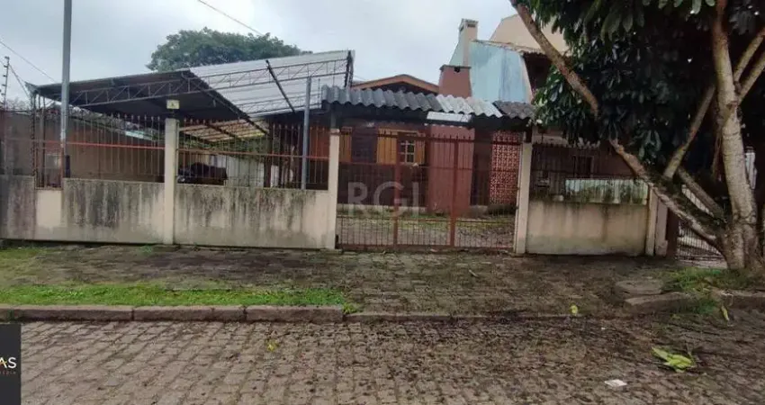 Casa de esquina no bairro Guarujá