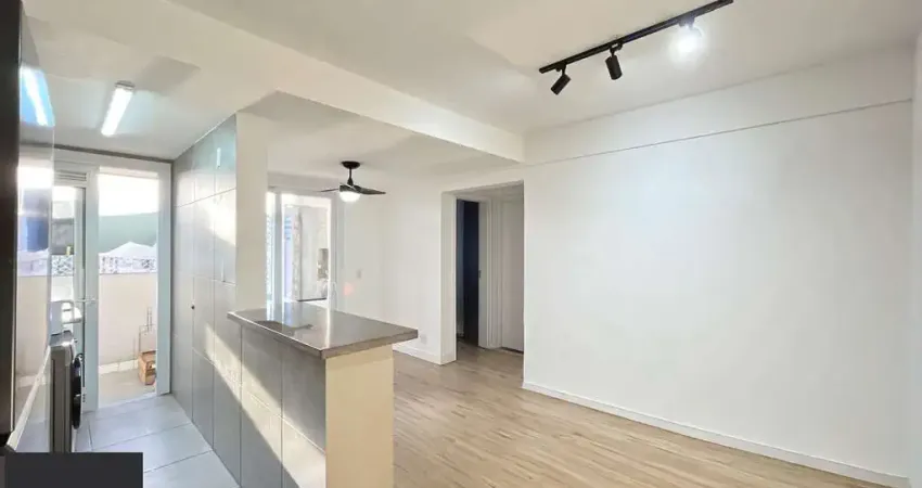 Apartamento de 2 dormitórios, sacada e churrasqueira e vaga coberta.