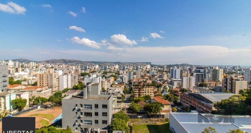 Apartamento de quatro quartos, suíte e duas vagas de garagem no bairro Rio Branco em Porto Alegre.