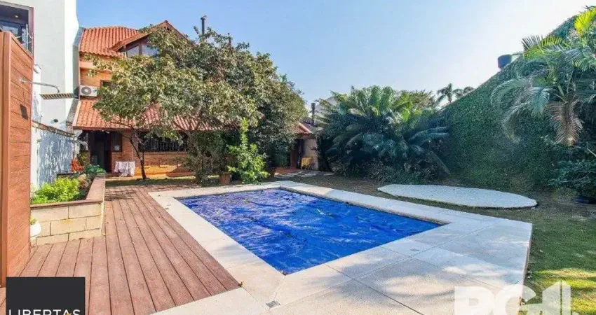Casa espaçosa com 3 dormitórios, pátio com piscina e 4 vagas