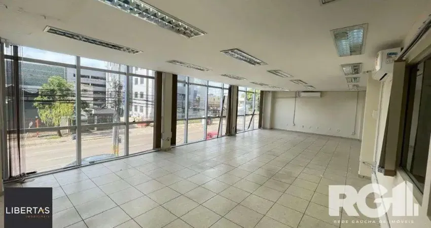 Prédio comercial reformado com auditório e 30 salas equipadas