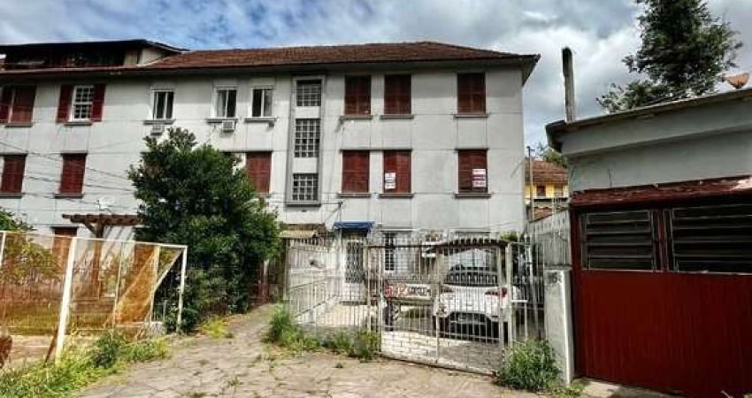 Vende apto de 02 dormitórios, sala, cozinha, banheiro, área e um pequeno pátio