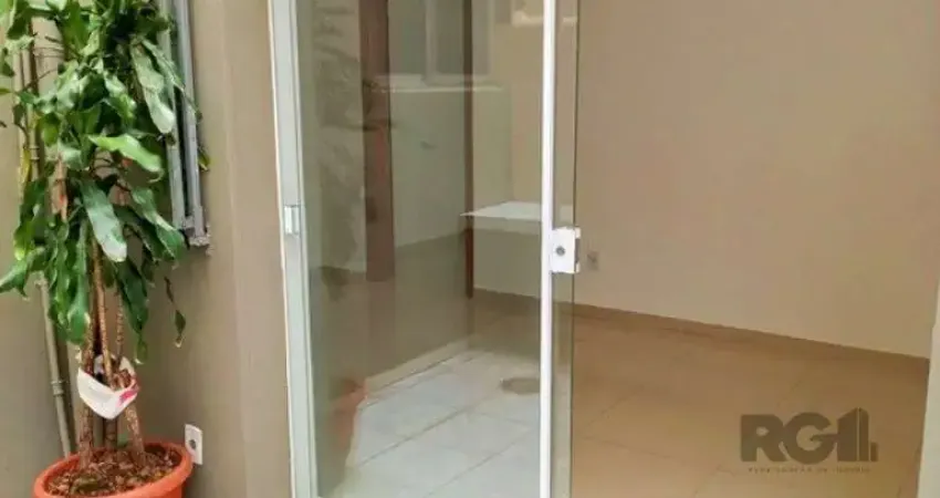 Apartamento GARDEN com dois pátios  privativas,  1 dormitório, sala, cozinha, 1 banheiro   na Av. Getúlio Vargas.