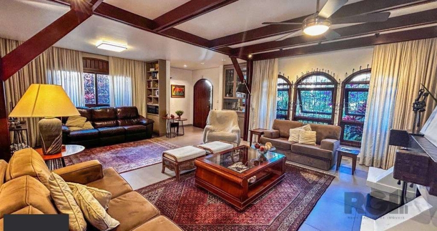 Casa 3 dormitórios, suíte, lareira, churrasqueira,, pátio, vaga garagem com 309 m² privativos.