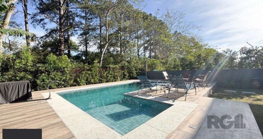 Casa em condomínio com pátio, piscina, 3 suítes e 2 vagas
