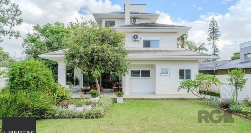 Casa semimobiliada e possui 3 suítes (sendo 1 delas master com closet e hidro)