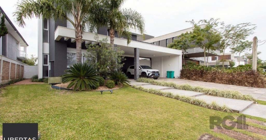 casa com  3 suítes no piso superior, mais 1 suíte no primeiro pavimento.