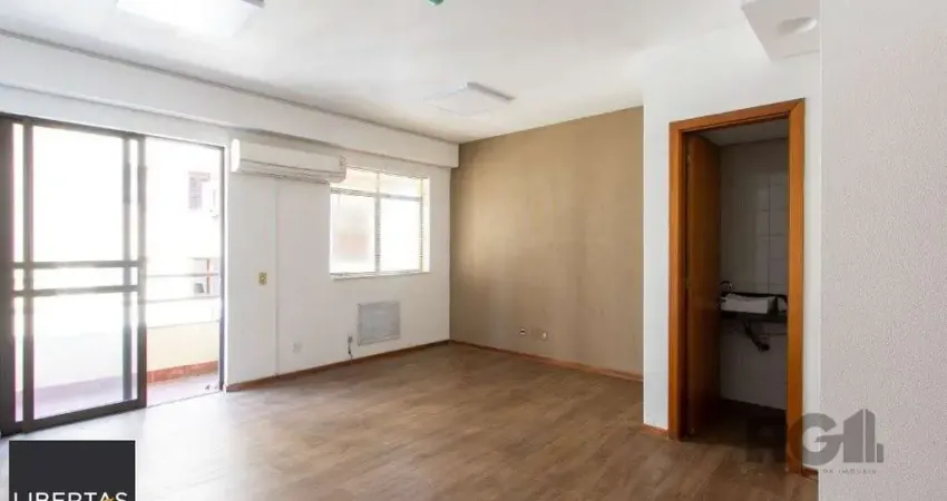 EXCELENTE SALA COMERCIAL, muito bem localizada no bairro Menino Deus, 01 banheiro, sacada e ar condicionado split, toda montada
