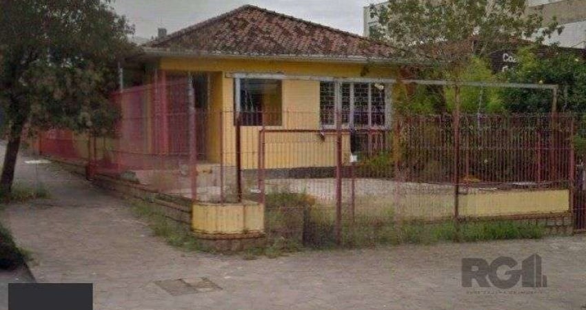 Terreno de esquina com área de 363m² localizado no bairro Vila Ipiranga em porto Alegre/RS.