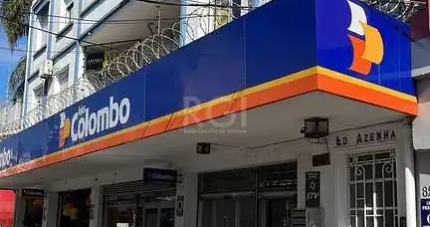 Apartamento de dois dormitórios, banheiro e sala no bairro da Azenha em Porto Alegre.