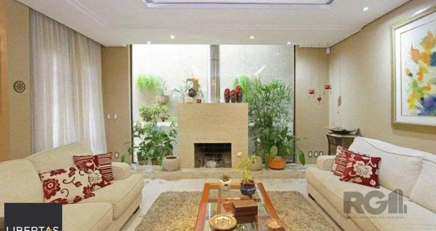 Excelente casa de 330m² com 3 dormitórios, piscina e 3 vagas.