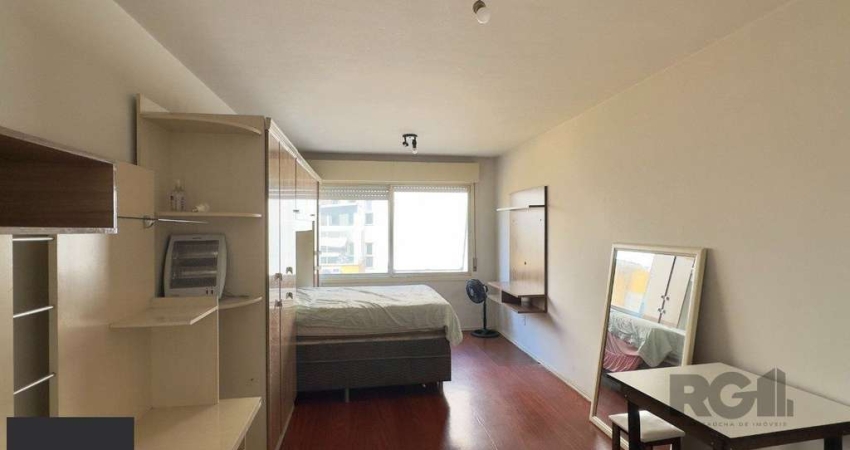 STUDIO MOBILIADO EM FLAT A POUCOS METROS DA ORLA DO GUAÍBA