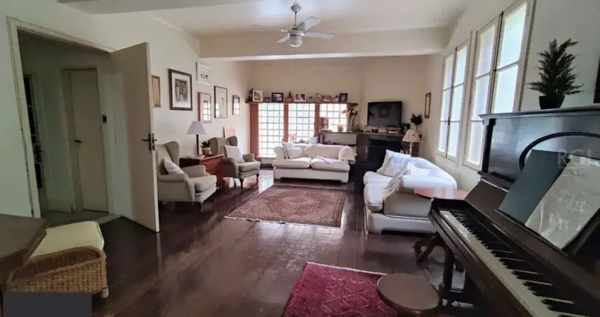 Sobrado para Venda - 345m², 4 dormitórios, sendo 2 suites, 2 vagas - Independência