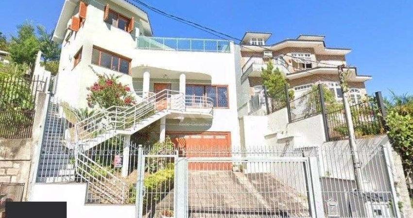 Casa para Venda - 279m², 3 dormitórios, sendo 1 suites, 4 vagas - Teresópolis