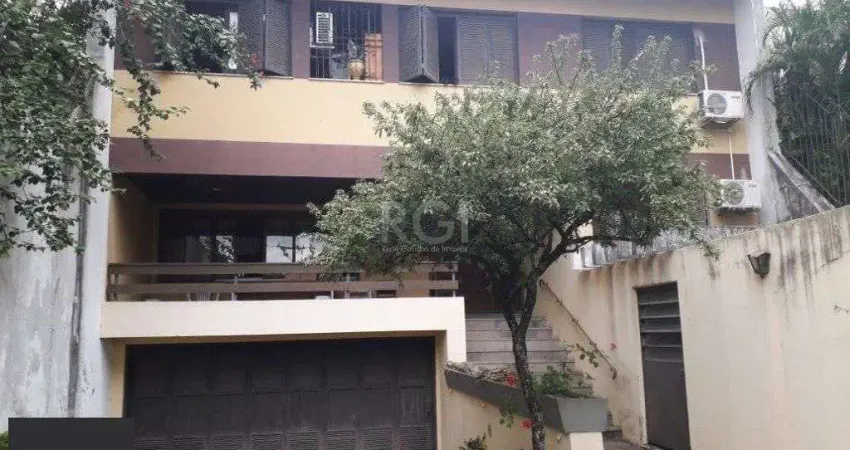 Casa para Venda - 311m², 4 dormitórios, sendo 2 suites, 4 vagas - Glória