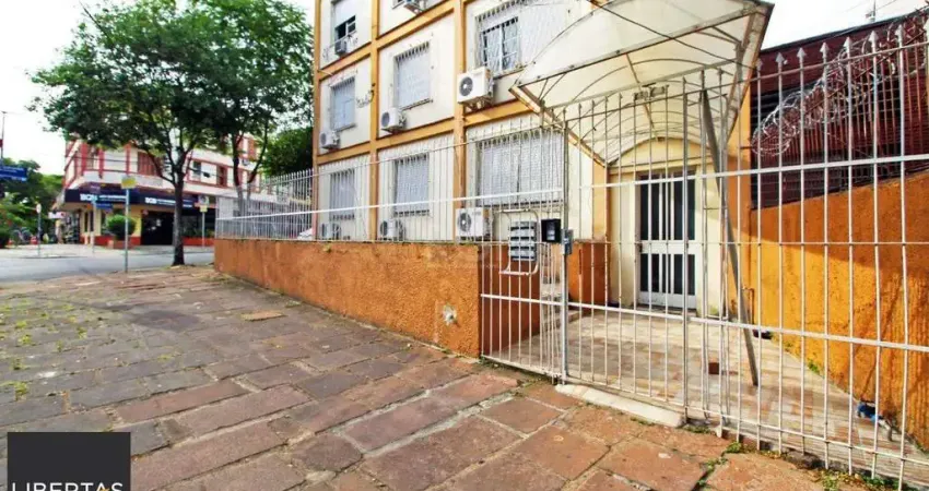 Apartamento de 2 (dois) dormitórios, com excelente localização, no Bairro Petrópolis. Amplo living, cozinha e área de serviço, banho social.