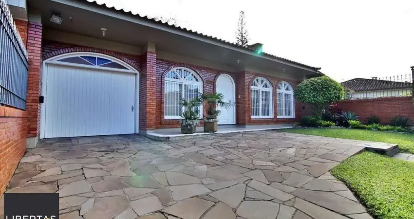 Casa para Venda - 273m², 4 dormitórios, sendo 1 suites, 5 vagas - Tristeza