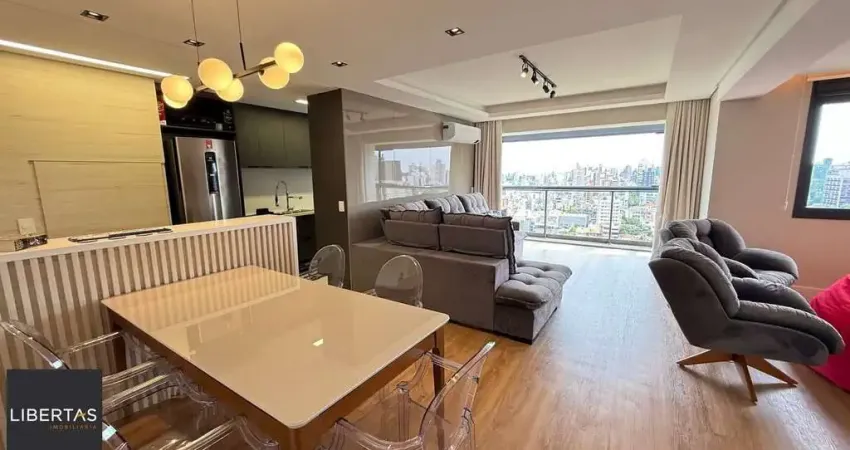 Apartamento mobiliado de 2 dormitórios com suíte e 2 vagas no Petrópolis