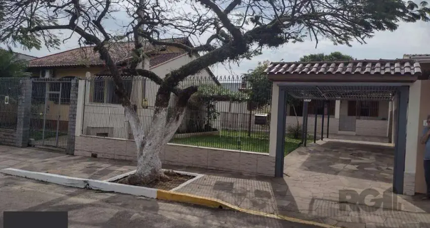 Casa semi mobiliada, 2 dormitórios, 3 vagas, Bairro Monte Carlo