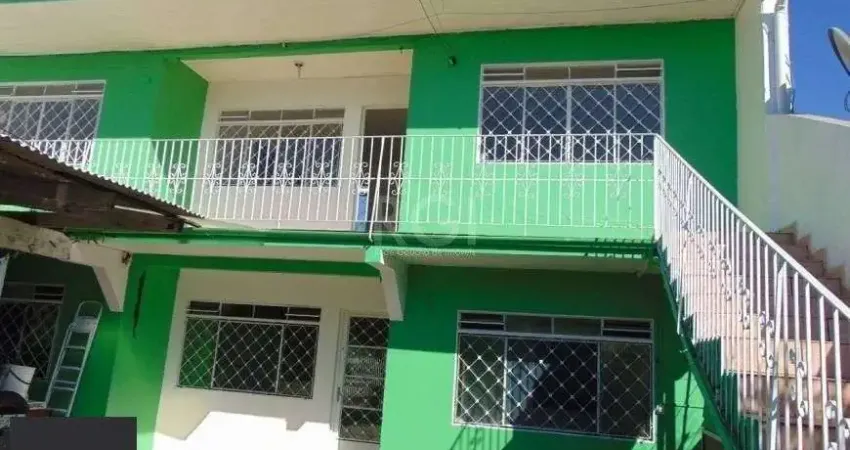 Casa frente, 81,50m2 e 2 apartamento nos fundos térreo e segundo andar.
