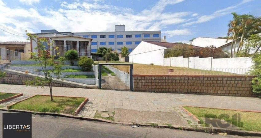Casa com  terreno 26X44, toda gradeada. Próximas as principais ruas do bairro Glória, podendo ser usado para residência ou comercial.