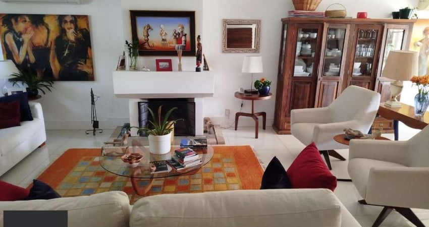 Venda casa em condomínio semi-novo com 330 metros quadrados privativos, 3 suítes, sendo 2 imensas e uma delas com lareira, lavabo, churrasqueira, terraço, piscina
