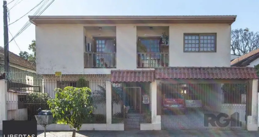 Casa de alvenaria, 3 quartos, 1 suíte, 4 banheiros e 5 vagas de garagem.