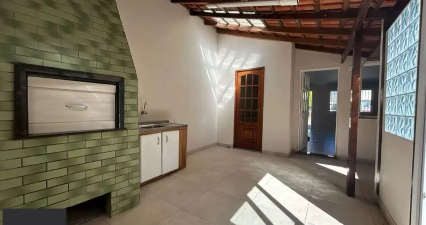 VENDA- Casa de condomínio 2 quartos, 1 vaga de garagem, reformada e churrasqueira- Hípica