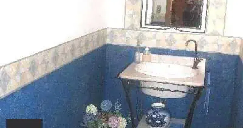 Casa em Porto Alegre, no bairro Jardim Isabel, com 4 dormitório(s), à venda.
