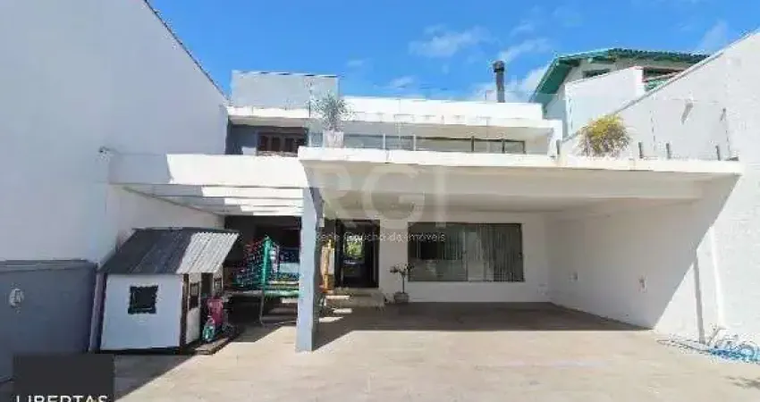 Casa para Venda - 400m², 4 dormitórios, sendo 2 suites, 4 vagas - Guarujá