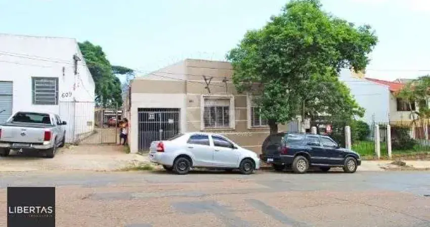 Casa em Porto Alegre, no bairro Medianeira, com 5 dormitório(s), e 5 banheiros, à venda.