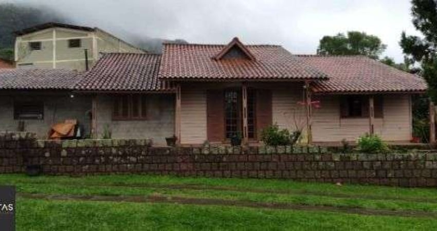 Casa em Porto Alegre, no bairro Campo Novo, com 3 dormitório(s), e 3 banheiros, à venda.