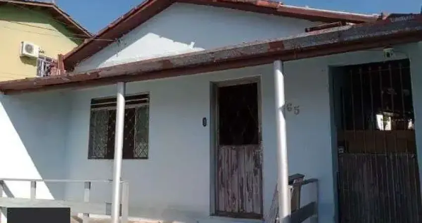 Casa em Porto Alegre, no bairro Passo das Pedras, com 2 dormitório(s), e 2 banheiros, à venda.