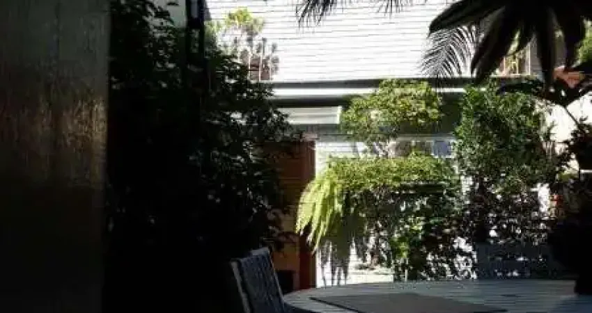 Sobrado em Porto Alegre, no bairro Hípica, com 3 dormitório(s), e 3 banheiros, à venda.