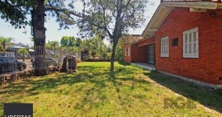Casa em Porto Alegre, no bairro Ipanema, com 6 dormitório(s), à venda.