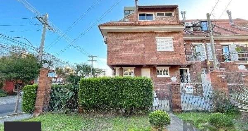 Casa em Porto Alegre, no bairro Tristeza, com 3 dormitório(s), e 3 banheiros, à venda.