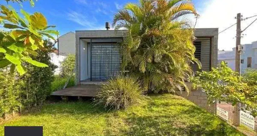 Casa em Porto Alegre, no bairro Guarujá, com 2 dormitório(s), e 2 banheiros, à venda.