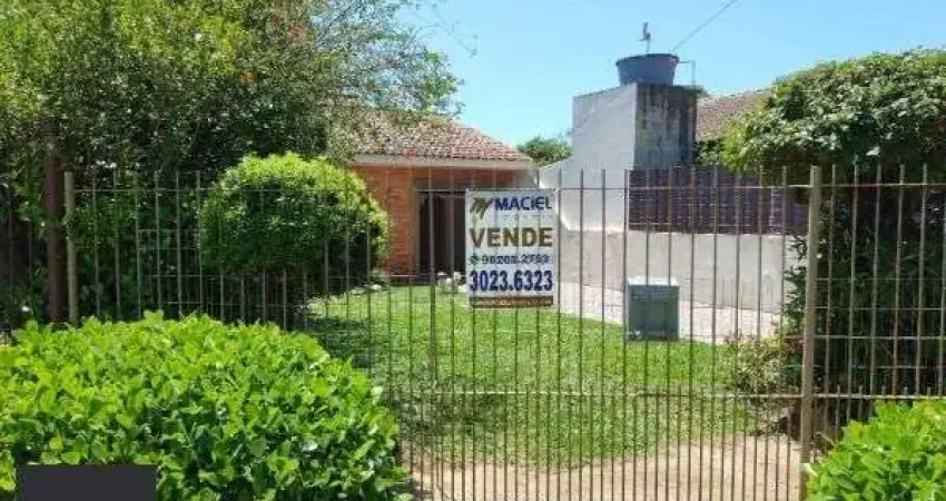 Casa em Porto Alegre, no bairro Vila Nova, com 2 dormitório(s), e 2 banheiros, à venda.