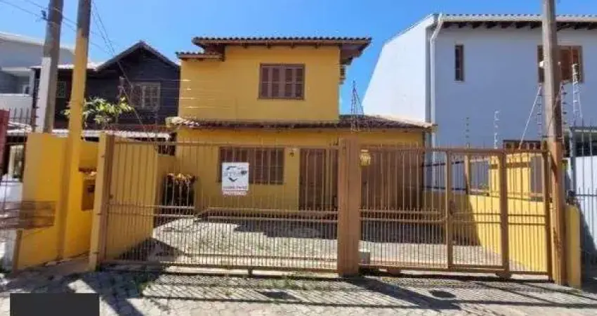 Sobrado em Porto Alegre, no bairro Vila Nova, com 3 dormitório(s), e 3 banheiros, à venda.