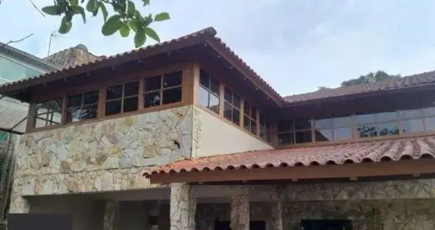 Casa em Porto Alegre, no bairro Vila Nova, com 4 dormitório(s), e 4 banheiros, à venda.