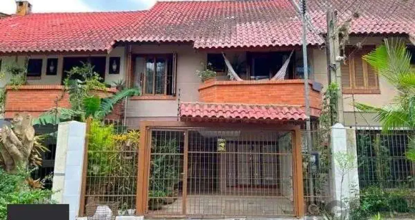 Casa em Porto Alegre, no bairro Guarujá, com 3 dormitório(s), e 3 banheiros, à venda.