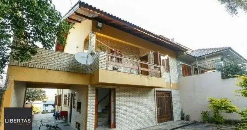 Casa em Porto Alegre, no bairro Cavalhada, com 5 dormitório(s), e 5 banheiros, à venda.
