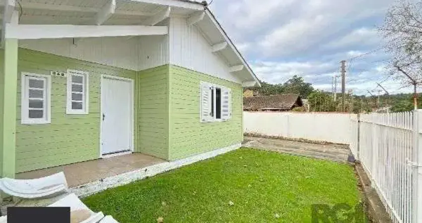 Casa em Porto Alegre, no bairro Guarujá, com 2 dormitório(s), e 2 banheiros, à venda.