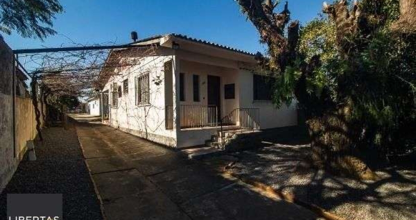 Casa em Porto Alegre, no bairro Vila Nova, com 6 dormitório(s), e 6 banheiros, à venda.