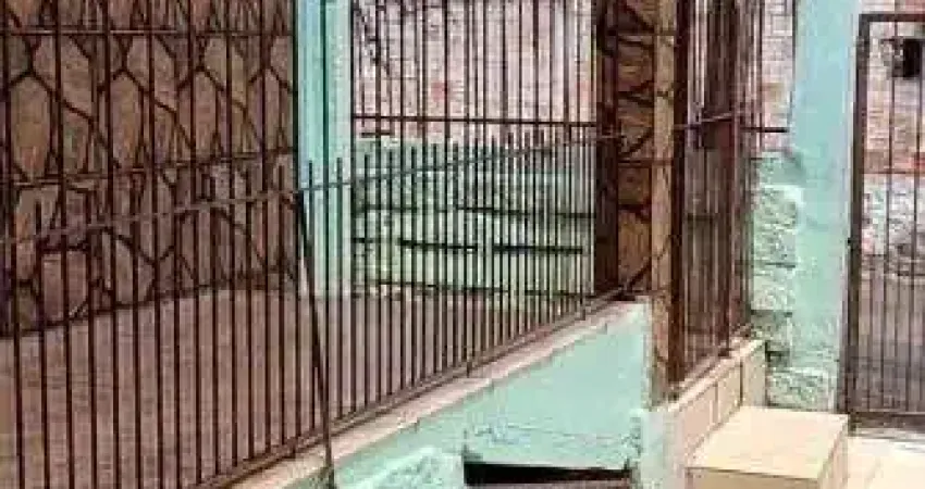 Casa em Porto Alegre, no bairro Vila Nova, com 3 dormitório(s), e 3 banheiros, à venda.